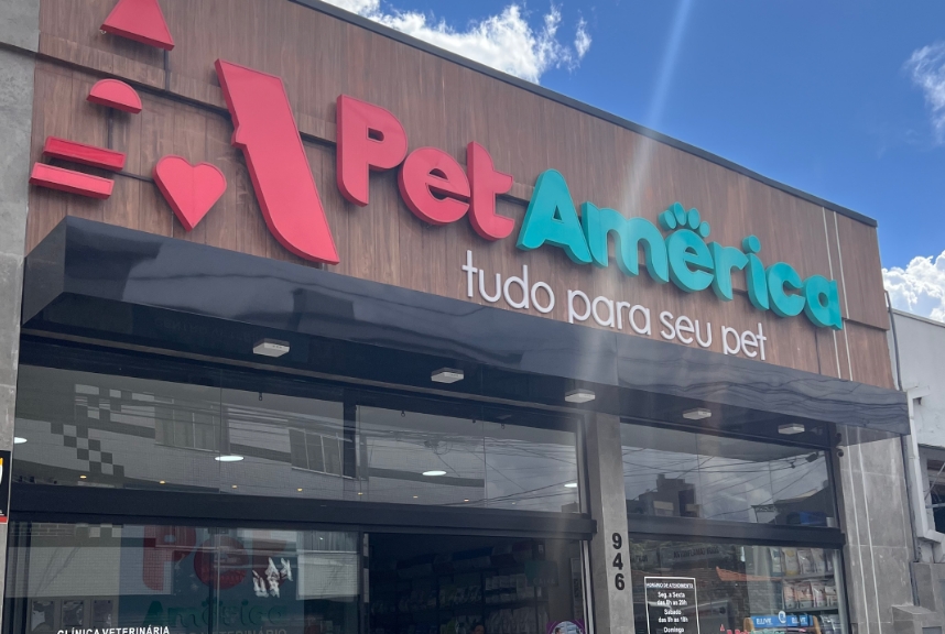 Fachada da loja Pet América, com o letreiro "tudo para seu pet"