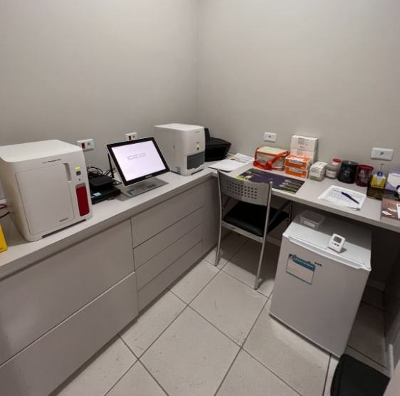 Sala do laboratório com os equipamentos de análise