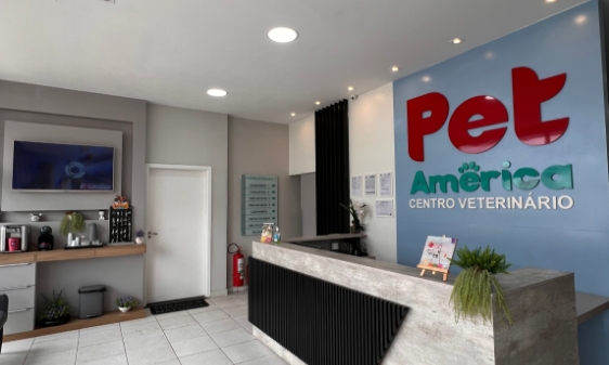 Recepção do Centro Veterinário Pet América, com o letreiro na parede